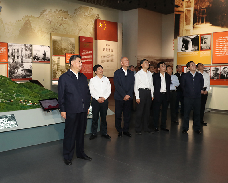 9月12日，中共中央总书记、国度主席、中央军委主席习近平视察中共中央北京香山革命留想地。这是习近平在香山革命留想馆参观《为新中国奠基》主题展览。